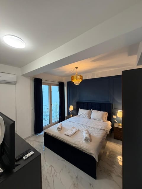 Bed, TV and multimedia, Photo of the whole room, Evening entertainment, Bedroom, towels