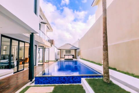Property building, Pool view, Swimming pool, sunbed
