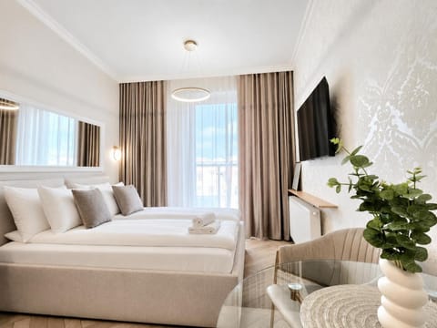 Bed, TV and multimedia, Living room, Photo of the whole room, Seating area, Bedroom, air conditioner