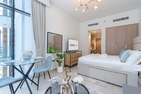 Bed, TV and multimedia, Living room, Photo of the whole room, Seating area, Bedroom