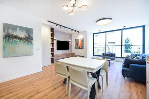 TV and multimedia, Living room, Seating area, Dining area