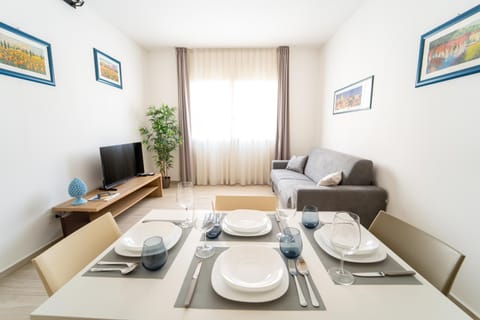 Dining area, Lunch, kitchen