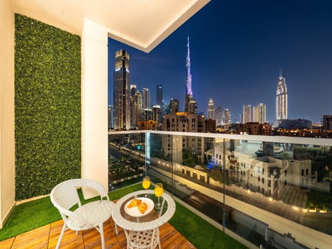 Nearby landmark, Night, View (from property/room), Balcony/Terrace, Seating area, Dining area, City view, Landmark view