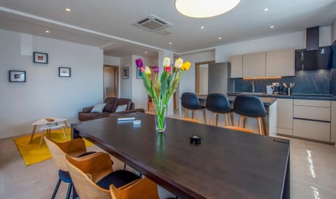 Kitchen or kitchenette, Living room, Seating area, Dining area