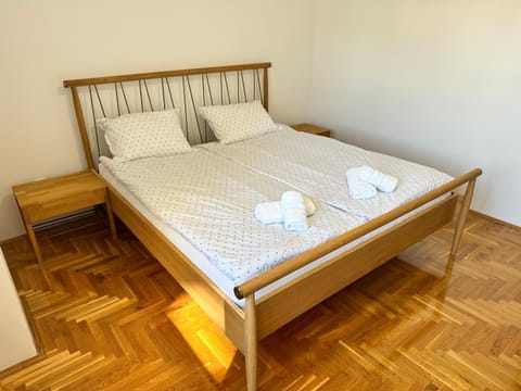 Bed, Bedroom, towels