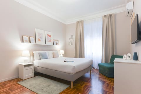 Bed, TV and multimedia, Photo of the whole room, Bedroom