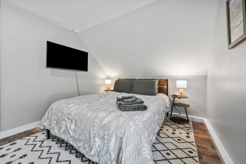 Bed, Bedroom, Entertainment