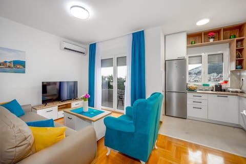 Kitchen or kitchenette, Living room, Seating area