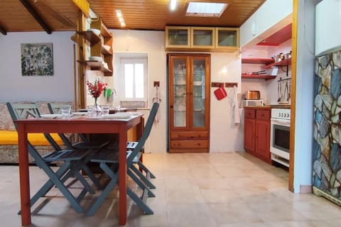Kitchen or kitchenette, Dining area, oven