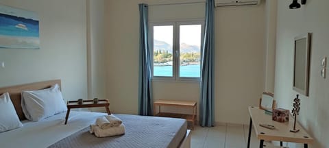 Bed, Bedroom, Sea view, towels, air conditioner