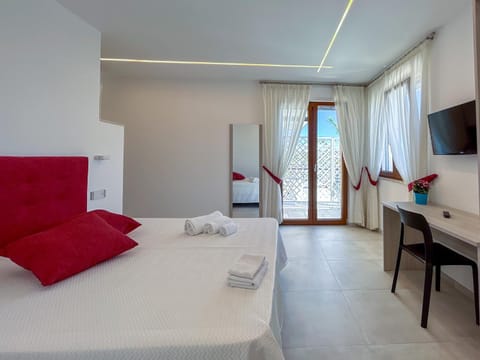 Bed, TV and multimedia, Photo of the whole room, Bedroom, towels