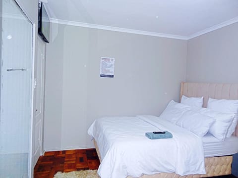 Shower, Bed, TV and multimedia, Photo of the whole room, Bedroom, towels