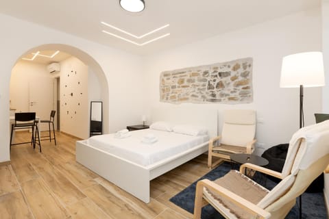 Bed, Living room, Photo of the whole room, Seating area, Bedroom, hair dresser