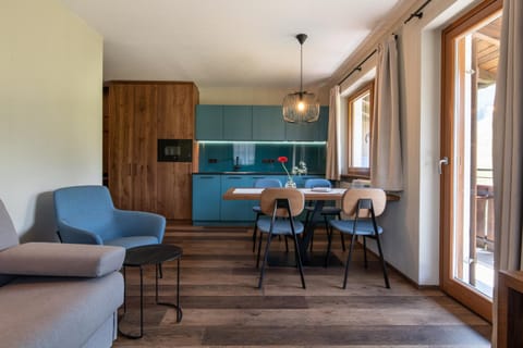 Kitchen or kitchenette, Living room, Seating area, Dining area, minibar