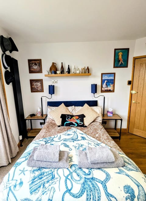 Bed, Living room, towels