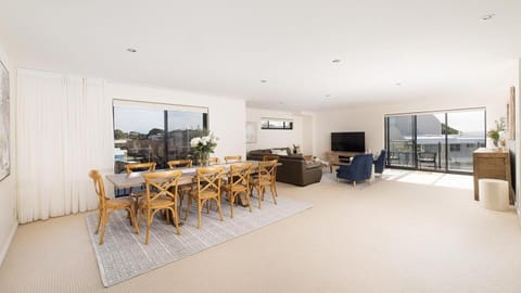Communal lounge/ TV room, TV and multimedia, Living room, Seating area, Dining area, Evening entertainment