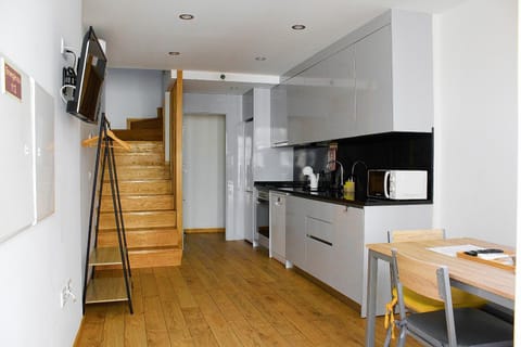 TV and multimedia, Coffee/tea facilities, Kitchen or kitchenette, Dining area, dishwasher, microwave, oven, stove, toaster, air conditioner