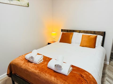 Bed, Photo of the whole room, Bedroom, towels