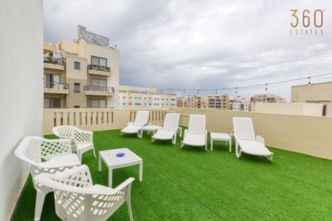 Property building, Patio, Communal lounge/ TV room, Day, View (from property/room), Balcony/Terrace, Living room, Seating area, Evening entertainment, sunbed