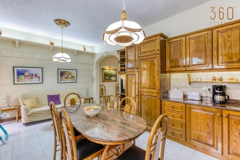 Kitchen or kitchenette, Living room, Seating area, Dining area, minibar, pet friendly, stove