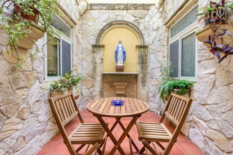 Patio, Day, Living room, Seating area, Dining area