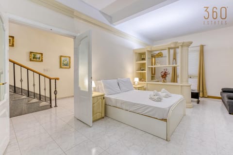 Bed, Living room, Photo of the whole room, Seating area, Bedroom, towels