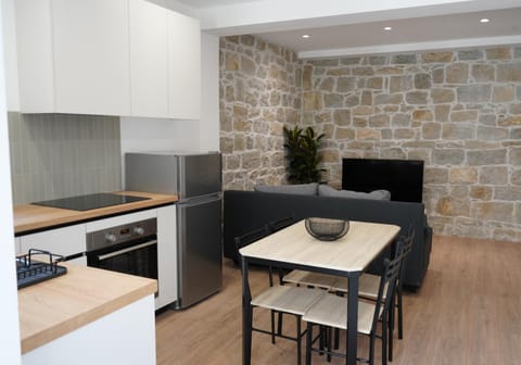 Living room, Seating area, Dining area, oven