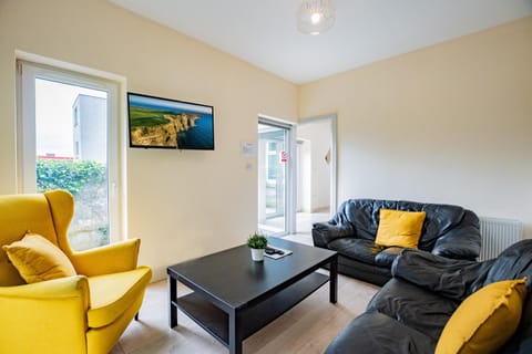 LARGE Modern House, Sleeps 17 with Parking House in Galway