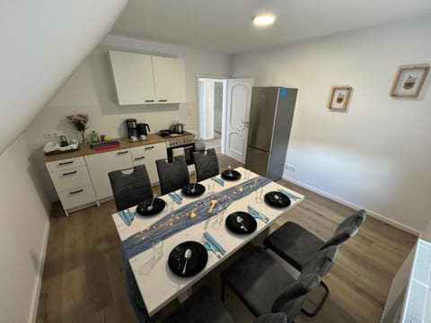 Seating area, Dining area, oven, toaster