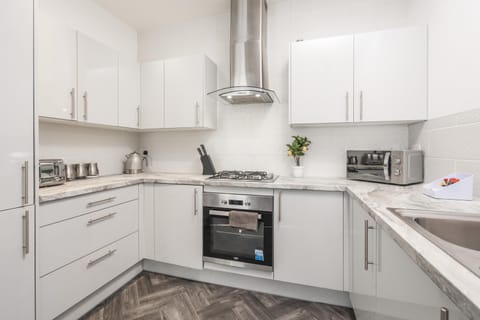 Huge Apartment - 8 Beds - Free Parking - Long Stays! Apartment in Liverpool