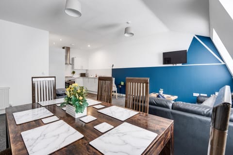 Huge Apartment - 8 Beds - Free Parking - Long Stays! Apartment in Liverpool