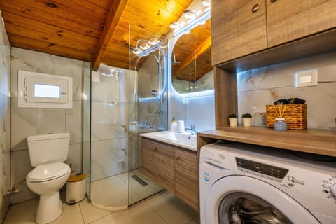 Shower, Toilet, Bathroom, towels, washing machine