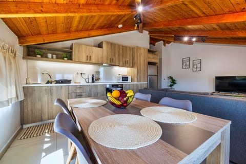 Kitchen or kitchenette, Living room, Seating area, Dining area, stove