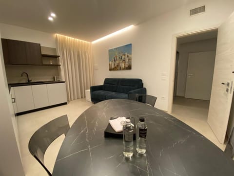 Kitchen or kitchenette, Living room, Seating area, Dining area