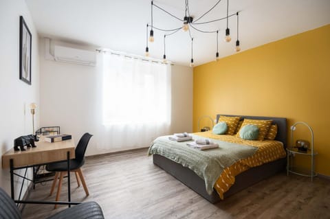 Bed, Photo of the whole room, Bedroom, heating, towels, air conditioner