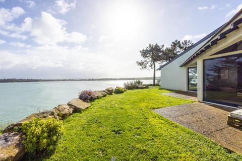 Property building, Day, Natural landscape, Garden, Garden view, Sea view
