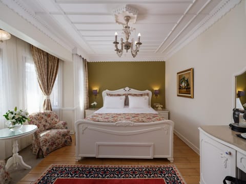 Bed, Seating area, Bedroom, minibar