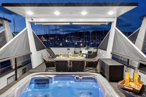 Hot Tub, View (from property/room), Balcony/Terrace, City view, Sea view