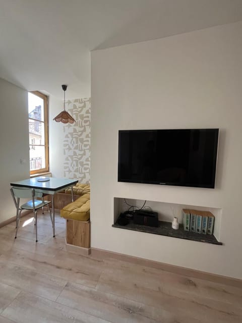 Communal lounge/ TV room, TV and multimedia, Dining area