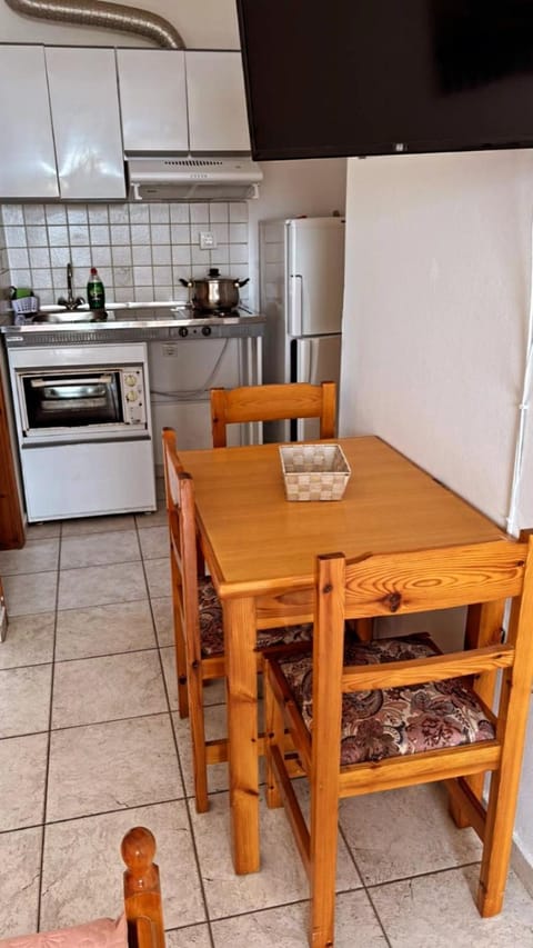 Kitchen or kitchenette, Dining area, dishwasher, oven, stove