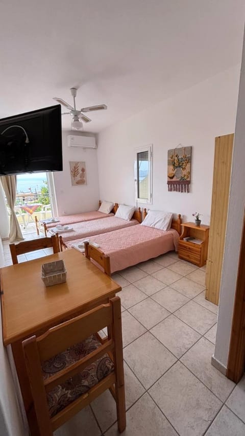 Bed, TV and multimedia, Photo of the whole room, Bedroom