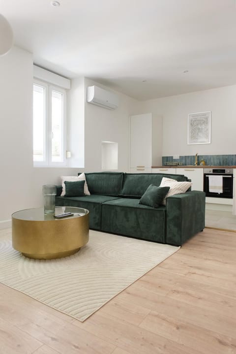 Kitchen or kitchenette, Living room, Seating area, stove, kitchen