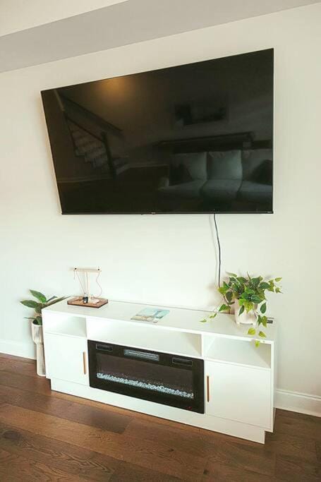 Historic Freshly Renovated 8-Bedroom Townhomes - Downtown Loudon Apartment in Watts Bar Lake