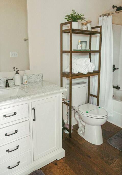 Historic Freshly Renovated 8-Bedroom Townhomes - Downtown Loudon Apartment in Watts Bar Lake