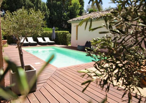 Swimming pool, sunbed