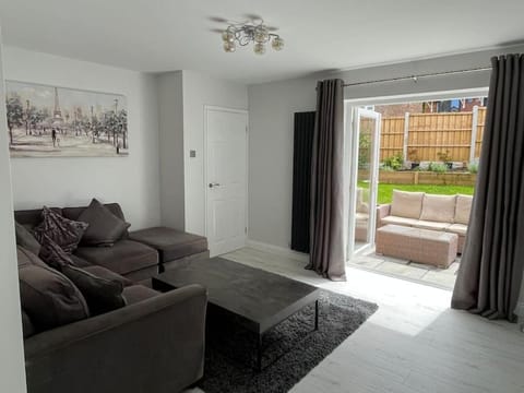 Blissful Barrys House in Chesterfield