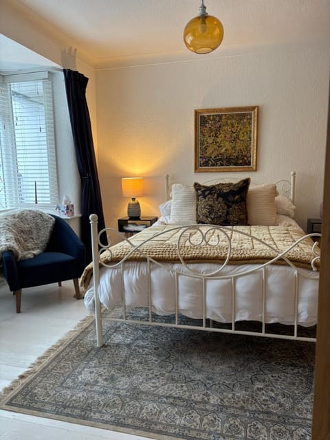 Bed, Photo of the whole room, Seating area, Bedroom