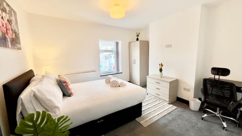 Bed, Photo of the whole room, Bedroom