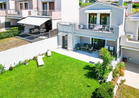 Property building, Patio, Day, Garden, Balcony/Terrace, Garden view, sunbed