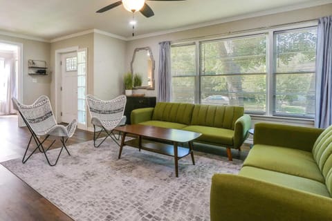 TV and multimedia, Living room, Seating area, internet, internet, air conditioner